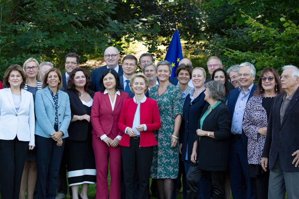 EU-kommissionens ordförande Ursula von der Leyen tillsammans med ett antal av de kommissionärer som hon ska arbeta tillsammans med under den kommande mandatperioden – under förutsättning att alla blir godkända i utfrågninagrna som Europaparlamentet inleder inom kort.