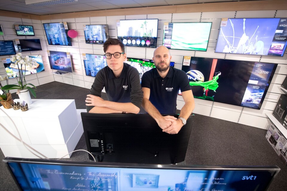 Filip Karlsson och Emil Folin hjälper gärna kunder som har problem med sin teknik.