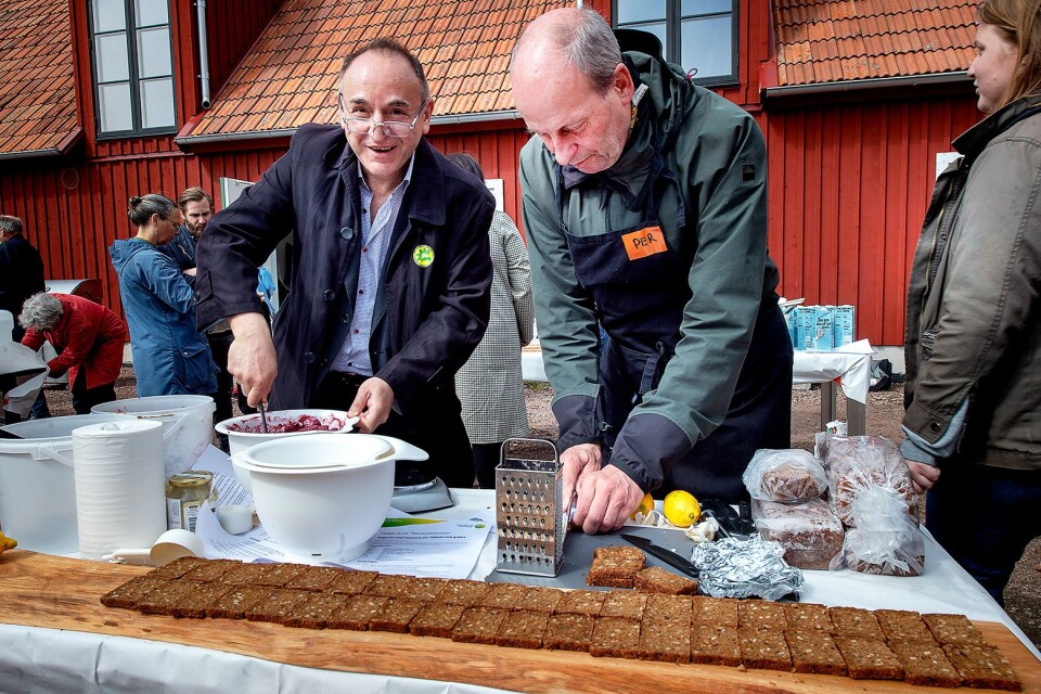 Ett 50-tal deltagare kom för att laga mat under ett så kallat Food jam på gården Fagraslätt utanför Fjälkinge. Asso Zand, Karlstad och Per Wirstam, Kiaby, lagade rödbetsrätt.
