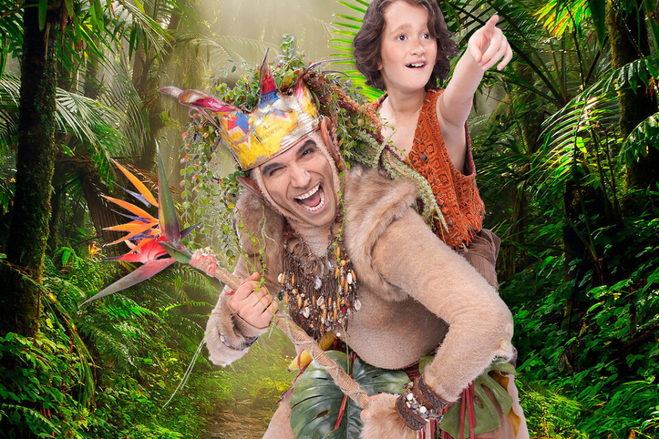 Sean Banan och Einar Alvarado Lönberg i rollerna som kung Gibbon och Mowgli i "Djungelboken – the musical". Pressbild.
