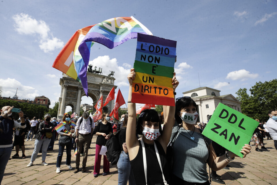 Ett italienskt lagförslag som går under namnet "DDL Zan", avseende hatbrott mot kvinnor och hbtq-personer, väcker starka känslor i delar av det politiska etablissemanget. Bild från en demonstration till stöd för förslaget i Rom.
