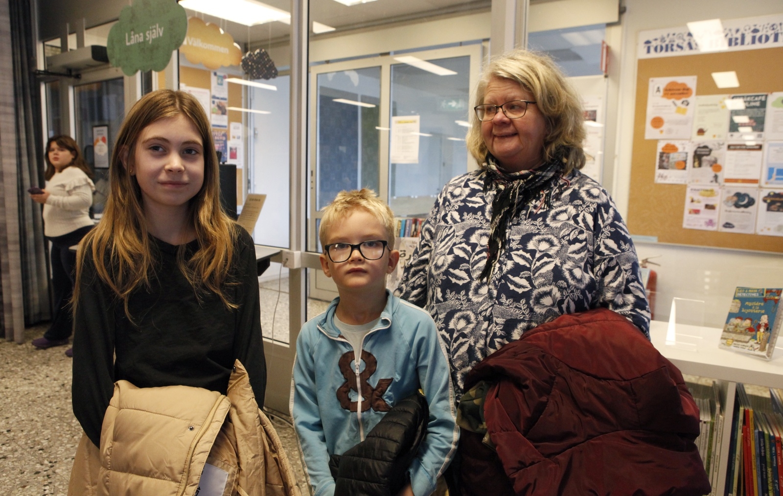 Syskonen Julia och Robin Nilsson kom i sällskap med farmor Karin Nilsson.