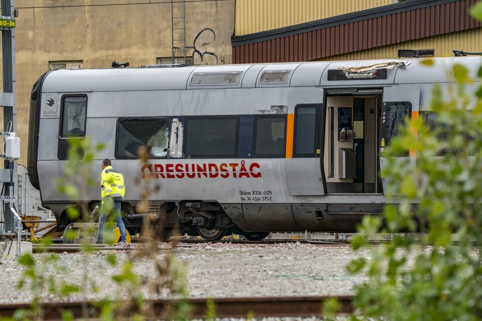 Krossade rutor och diverse andra skador på det Öresundståg som tidigt på torsdagsmorgonen körde in i en kontaktledningsbrygga.