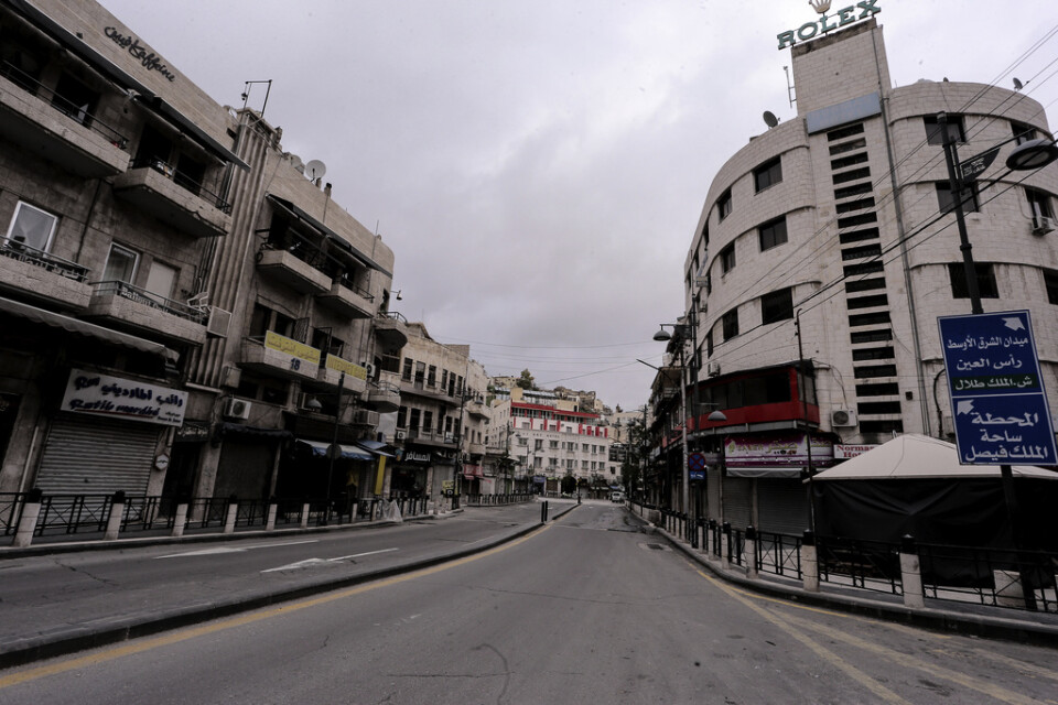 En tom gata i Jordaniens huvudstad Amman den 21 mars, efter det att utegångsförbud infördes.