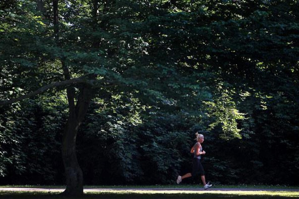 Malin Edqvist från Stockholm springer gärna i parken när hon besöker sin mamma som bor i Trelleborg. ”Man kan ju utnyttja bänkar och så för att träna styrka efteråt”, säger hon.