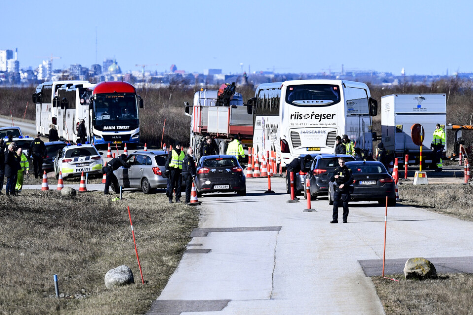 Trafiken i riktning mot Danmark över Öresundsbron stoppas och kontrolleras av polis på Pepparholm.