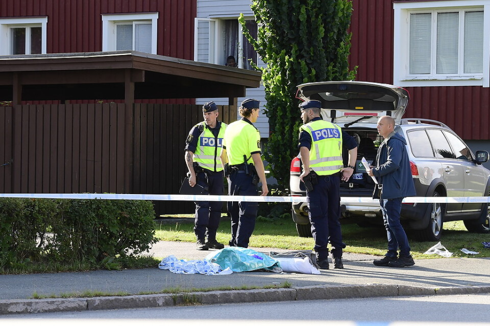Polisen utanför ett hus i Eksjö, där en kvinna och två barn påträffades med allvarliga skador efter ett misstänkt våldsbrott.