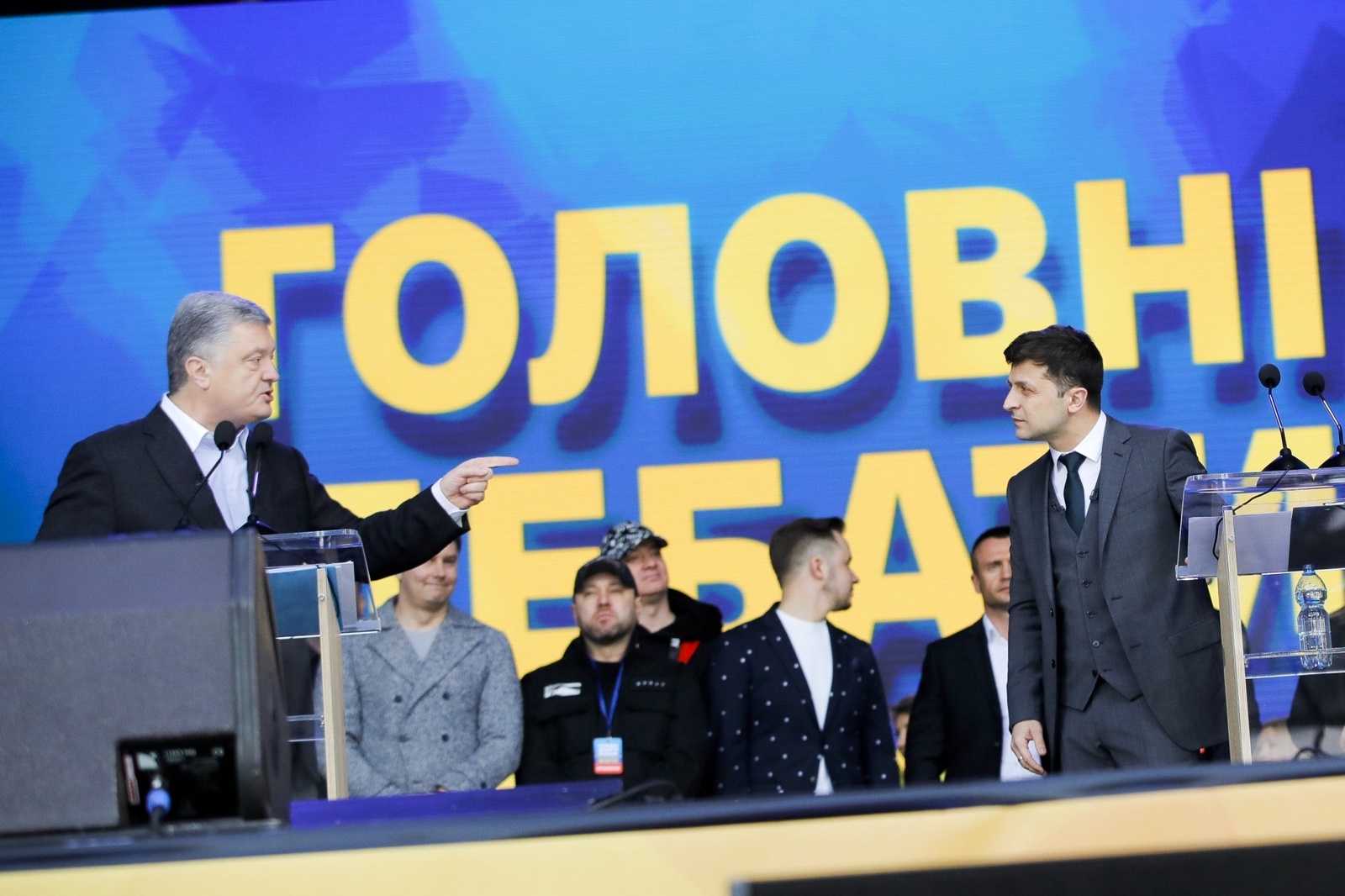 Ukrainas sittande president Petro Poroshenkoi en debatt med utmanaren Volodymyr Zelenskyj i fredags. Foto: AP Photo/Vadim Ghirda