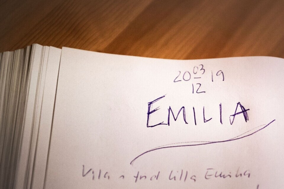 Bild från kondoleansboken i Västra Vrams kyrka, samma kväll som Emilia hittades död.
