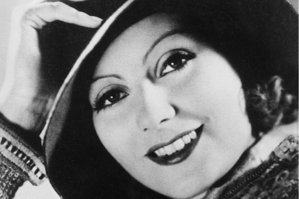 Greta Garbo håller i hatten.