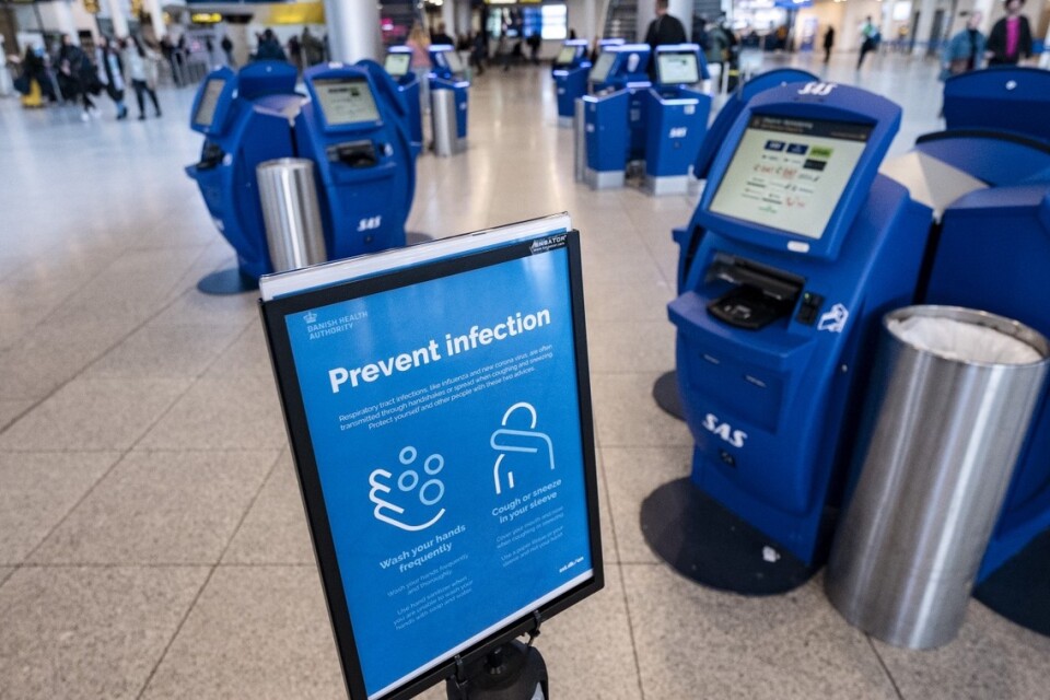 En informationstavla informerar om hur man undviker att sprida smitta i automatincheckningsområdet på Terminal 3 på Kastrups flygplats på lördagen. Danmark stängde klockan 12 på lördagen gränsen i ett försök att hindra spridningen av Coronavirus. 
Foto Johan Nilsson / TT