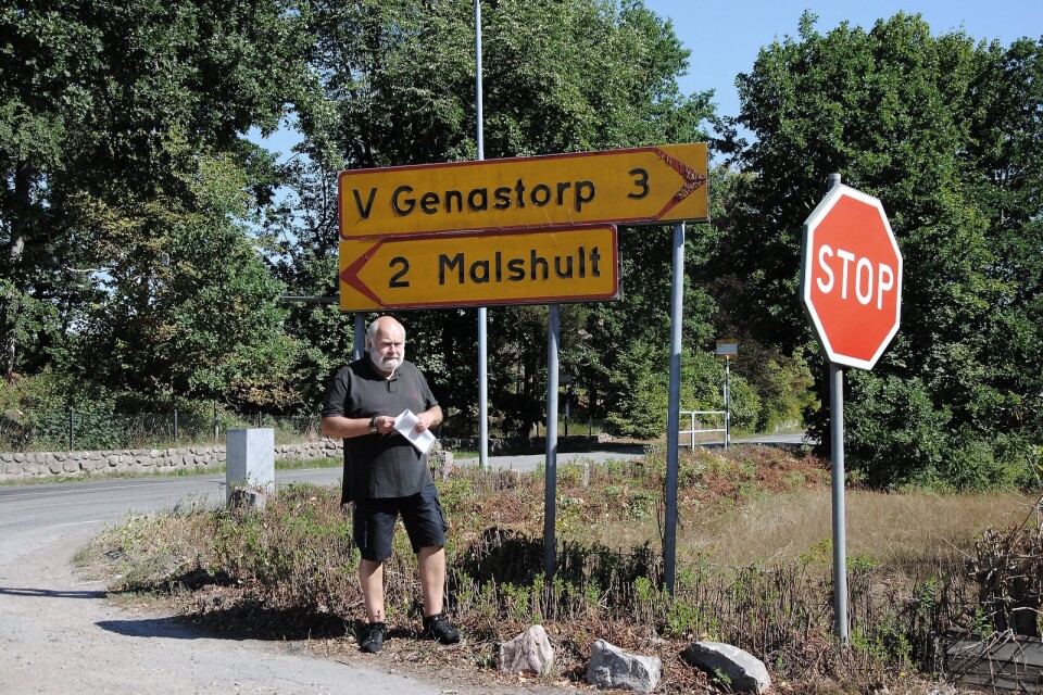 Björn Blomberg, ålderman i byalaget Sibbarp-Malshult-Hasslaröd, pekar på den dåliga synen i fyrvägskorsningen ut på väg 1959.                                                                        FOTO: SUSANNE GÄRE