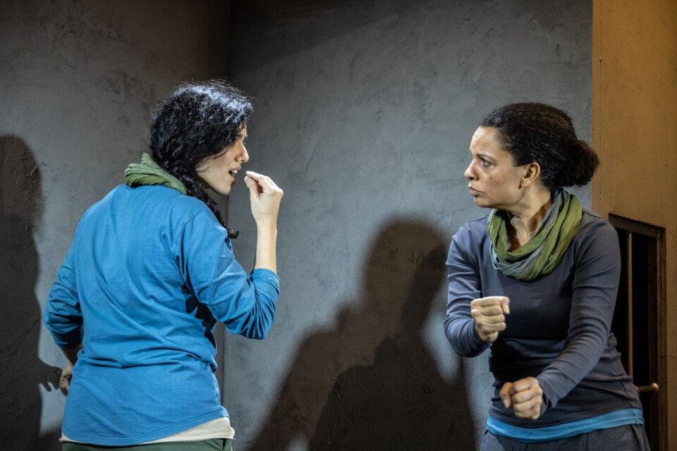 Amina Ouahid och Vivian Cardinal i Tyst Teaters ”Hem”.