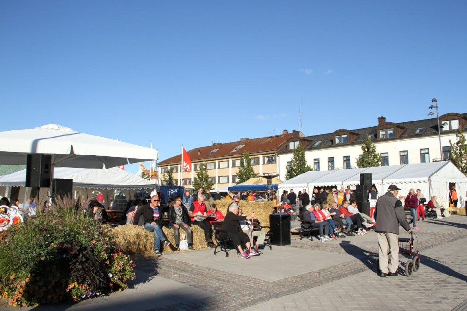 Bilden är tagen vid en skördefest i Borgholm. I år blir det istället höstmys med halmbalar, pumpor, torghandel och extraöppet i butiker och restauranger.