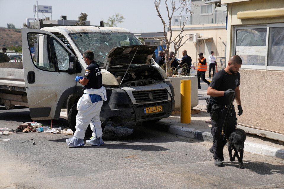 Israeliska säkerhetsstyrkor undersöker platsen där en palestinsk man rammade israeliska soldater.
