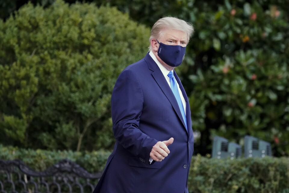 President Donald Trump på väg till Walter Reed National Military Medical Center efter att han testat positivt för covid-19.