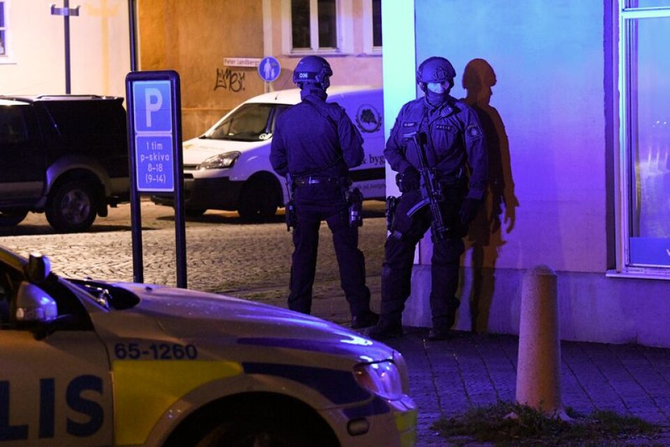 Poliser med förstärkningsvapen. Flera personer har hittats skottskadade i Trelleborg, skriver polisen på sin hemsida. Larmet kom 22.30 och personerna har hittats inom ett begränsat område i centrala delen av staden.