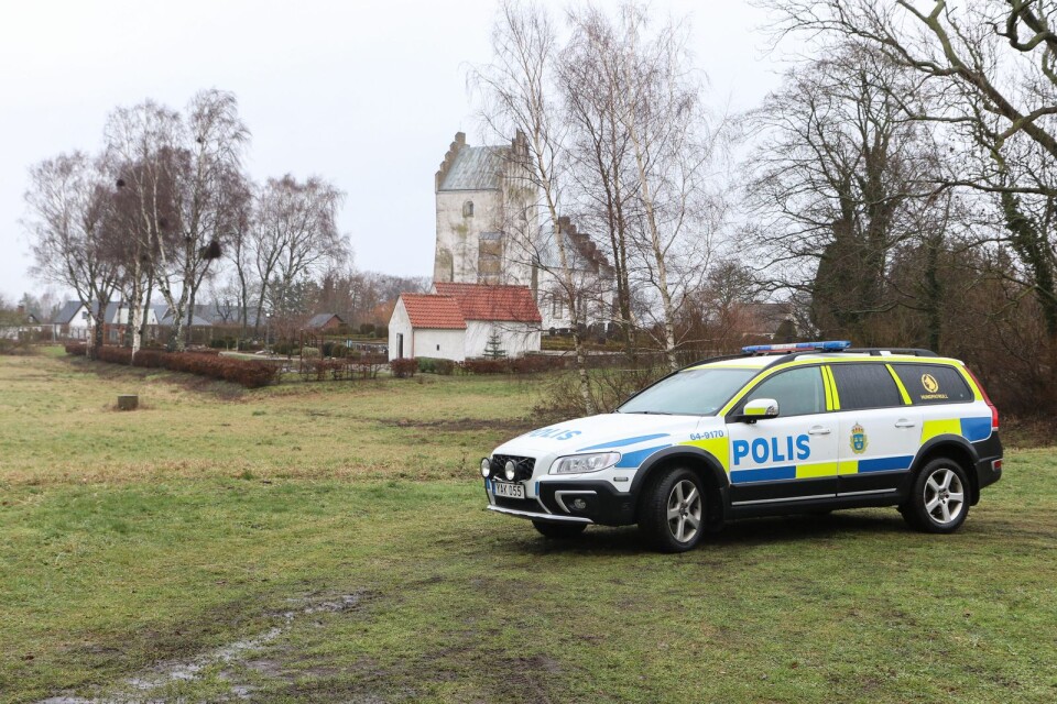 Polis på plats i Järrestad i samband med att den misstänkte hämtades av piketstyrkan.