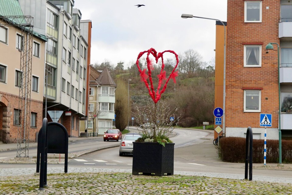 Hjärtat i cirkulationsplatsen vid järnvägsstationen i Ronneby finns en kär hälsning till invånarna – från de kommunala parkarbetarna.