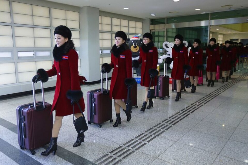 Kvinnor från Nordkorea anländer till OS som supportrar/hejaklack åt sina landsmän under spelen. Foto: AP/Ahn Young-joon