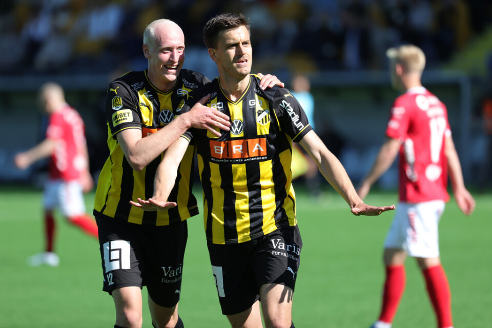 Häckens Alexander Jeremejeff, höger, och Valgeir Fridriksson efter 2–1-målet som blev avgörande i 3–1-segern hemma mot Kalmar FF