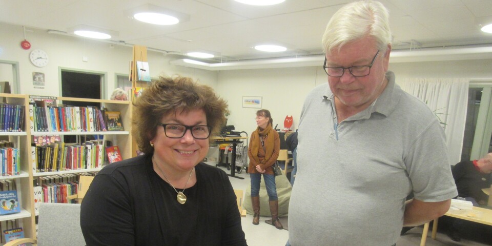Kristina Appelqvist signerade böcker åt Peder Svensson efter sitt föredrag i Rälla bibliotek.