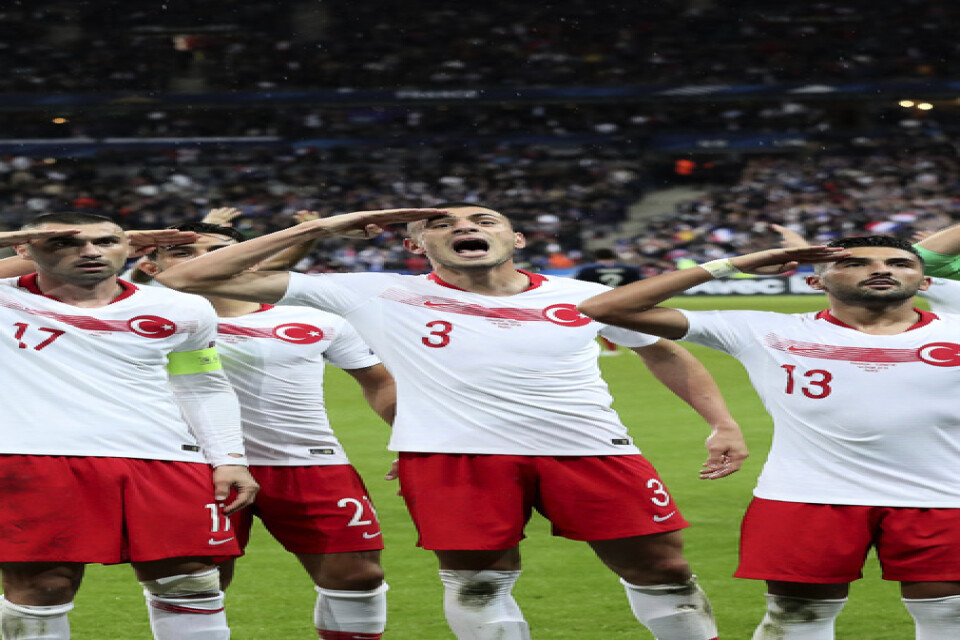 Precis som i den föregående matchen mot Albanien firade Turkiet sitt mål mot Frankrike med en militärhonnör.