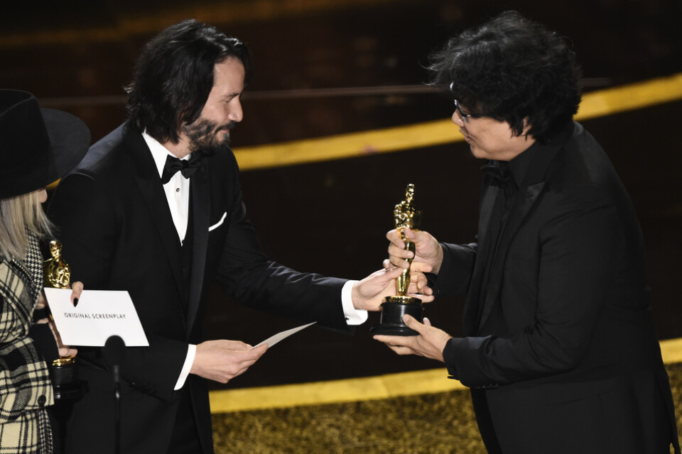Diane Keaton och Keanu Reeves överlämnar priset för bästa originalmanus till Bong Joon-Ho.