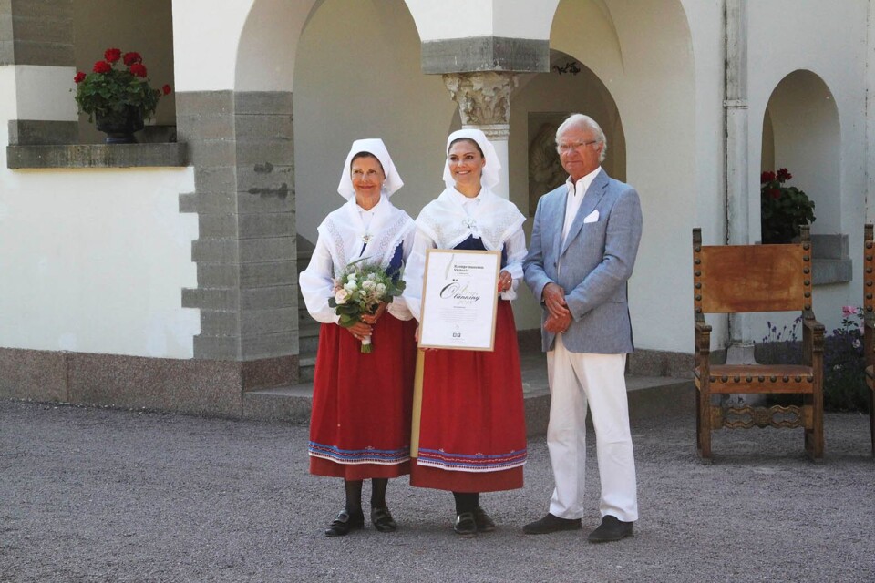 Kronprinsessan med diplomet och den fina Ölandsdräkten.