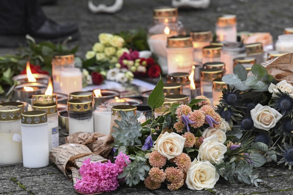 Ljus, blommor och minnessaker vid minnesplatsen på torget i centrala Tollarp. Foto: Johan Nilsson / TT