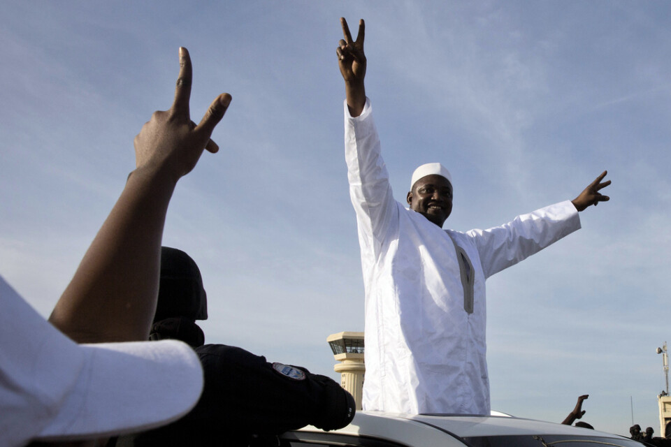 Gambias president Adama Barrow, som svurits in i exil, hälsades av jublande folkmassor när han i januari 2017 anlände till huvudstaden Banjul. Arkivbild.