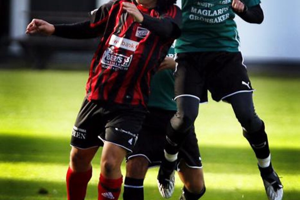 Hans Håkansson när högst och vinner en nickduell men i stort kom Skegrie till korta i matchen mot Skivarp – som vann med 4–2. Nästa säsong spelar därmed Skegrie i division sju.