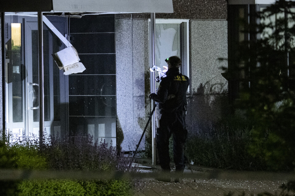 Polisens kriminaltekniker på plats vid en entré till ett flerfamiljshus i Malmö efter en detonation natten till torsdagen. Samma fastighet drabbades för någon vecka sedan av en liknade explosion.