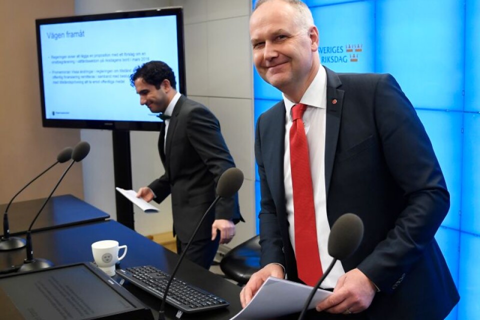 Civilminister Ardalan Shekarabi (S) och Vänsterpartiets ledare Jonas Sjöstedt (V) håller pressträff i riksdagens presscenter.