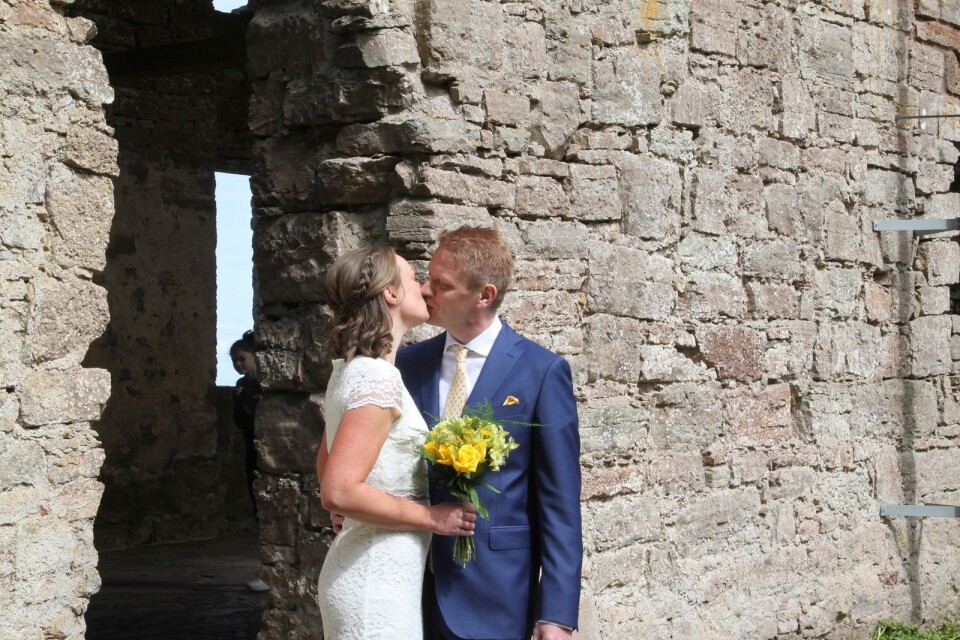 Sofie Stjernkvist och Mikael Karlsson från Nybro var ett av totalt 25 par som gifte sig på Borgholms slott i helgen.