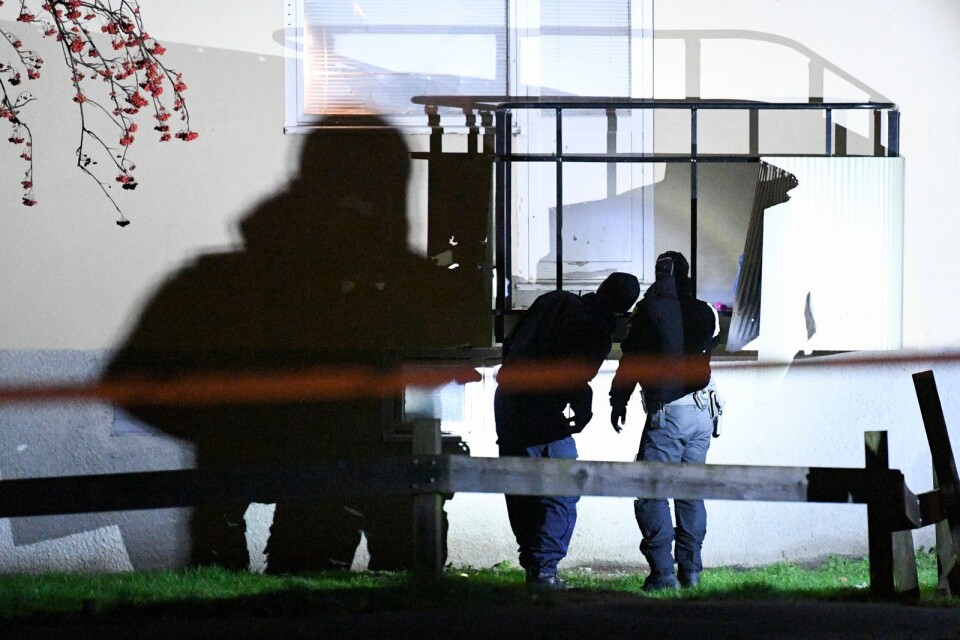 Strax innan midnatt anlände nationella bombskyddet till adressen i Hässleholm. I samband med händelse greps tre personer misstänkta för dådet.