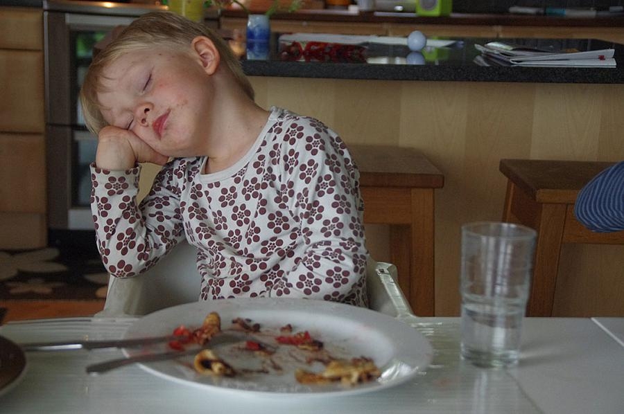 Ebbe, 3 år, somnade vid kvällsmaten. Foto Ronny Andersson