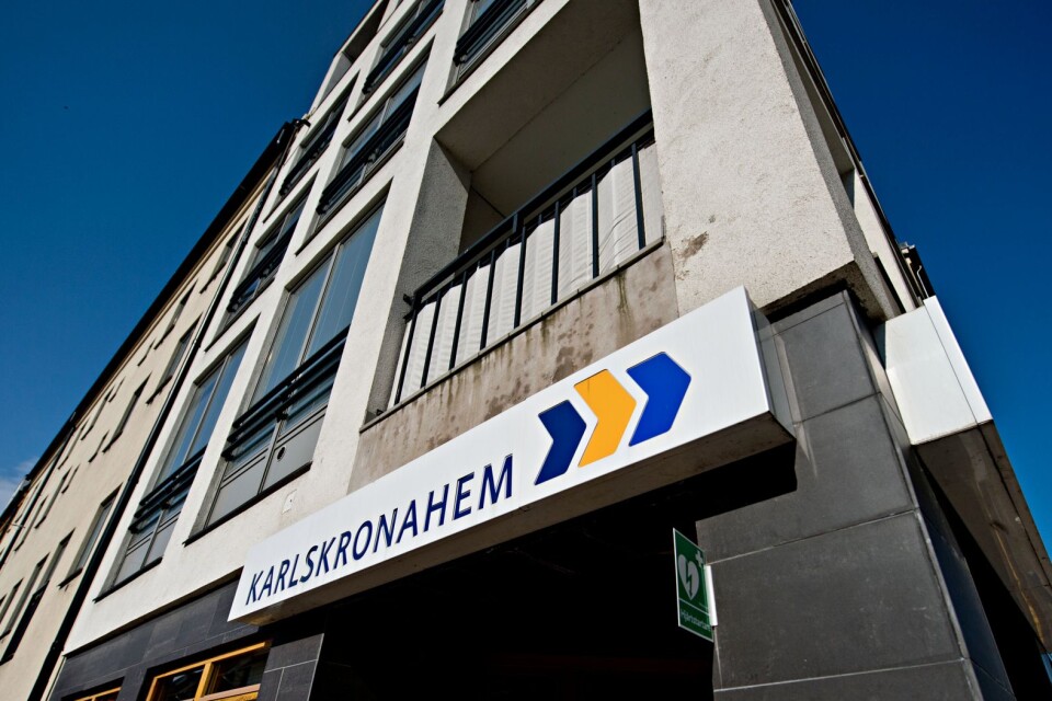 Antalet sökande per lägenhet hos Karlskronahem brukar ligga på runt 200-300 . Det är mycket som inte står rätt till på bostadsmarknaden och inom byggpolitiken.