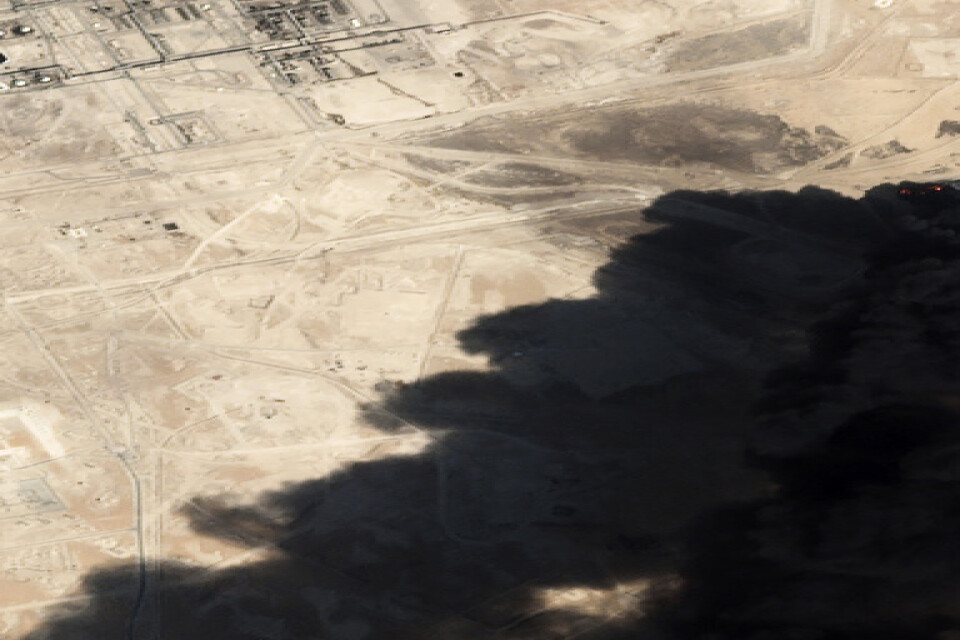 En satellitbild visar svart rök som stiger från Aramcos oljeanläggning i Saudiarabien som utsattes för en drönarattack på lördagen.