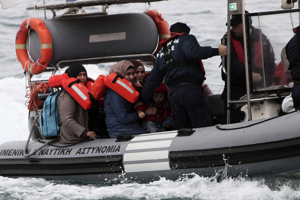 Över hundra människor räddades från en smuggelbåt den 14 januari. Båten var på väg från Mersin i Turkiet och upptäcktes utanför staden Protaras på Cypern. Här förs några av de som befann sig ombord i land av en kustbevakningsbåt.