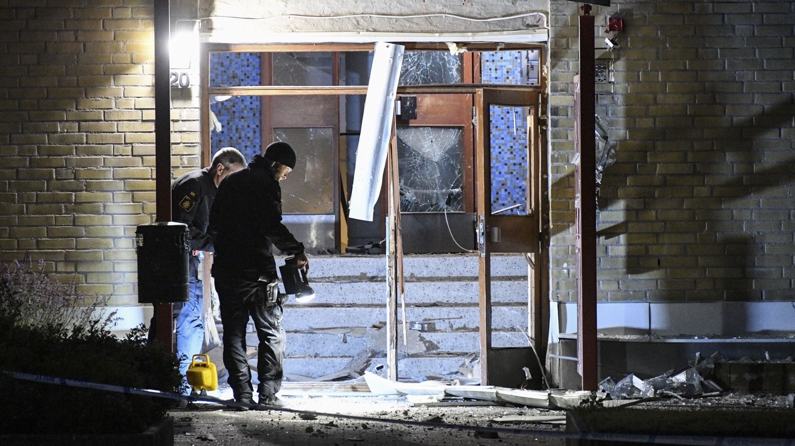 Nationella bombskyddet på plats efter explosion i en portuppgång på von Lingens väg på Rosengård i Malmö natten till tisdagen. 
Foto: Johan Nilsson / TT