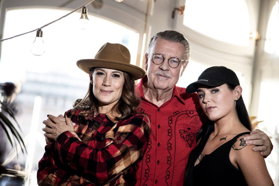 Jill Johnson tillsammans med Mikael Wiehe och Miriam Bryant, som gästar fjärde säsongen av ”Jills veranda”.