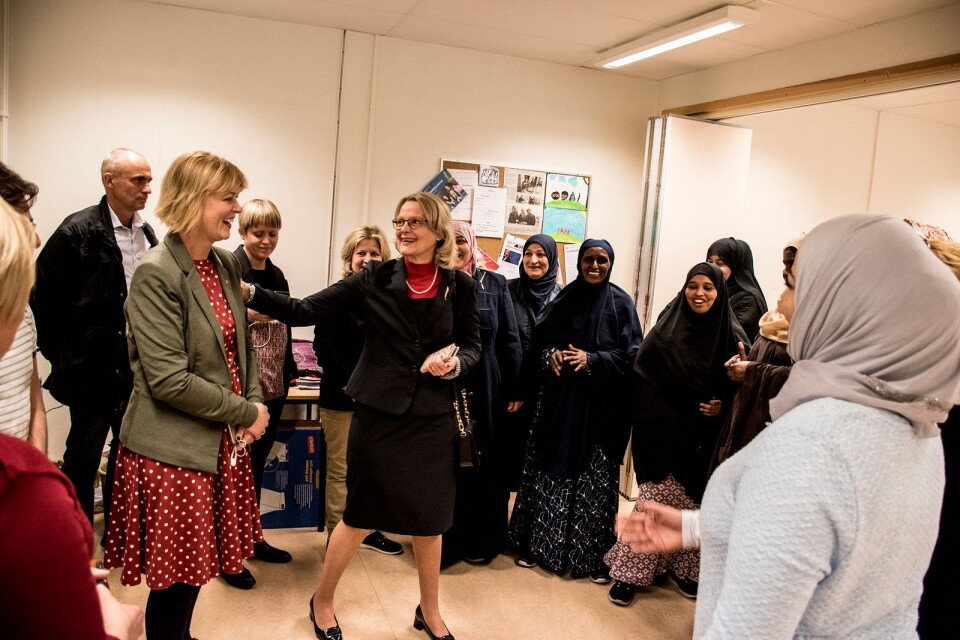 Kommunalrådet Heléne Björklund (S) och migrationsminister Helélen Fritzon (S) i samspråk med en grupp nyanlända kvinnor.