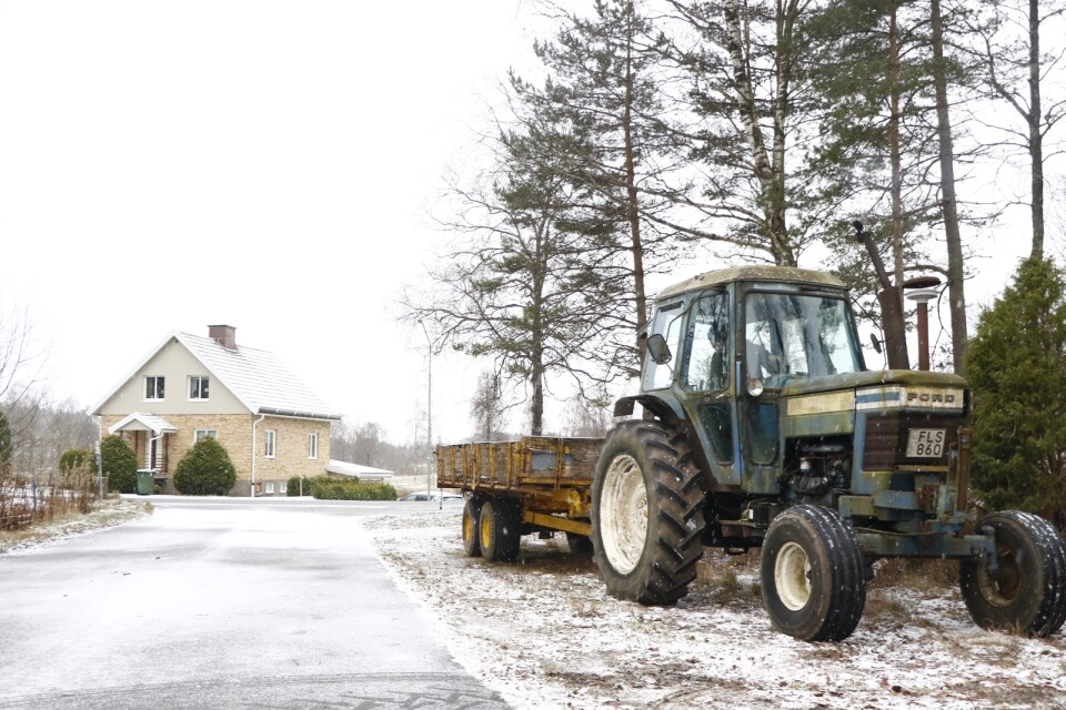 Niklas Öberg rattar traktorn som fick nobben på Övreskog.