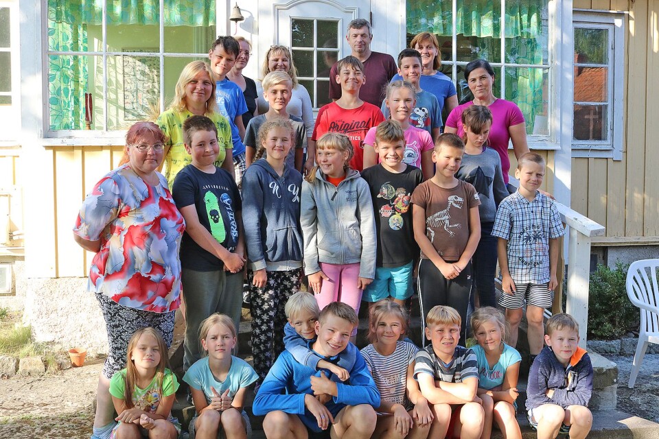 22 barn från Meirāni Kalpaka primary school i Lettland är just nu i Sandby. De har hunnit med många upplevelser. Estere, trea från vänster i andra raden, har lärt sig simma och är väldigt stolt och glad. Längst t v i tredje raden syns Ilze som är en av lärarna.