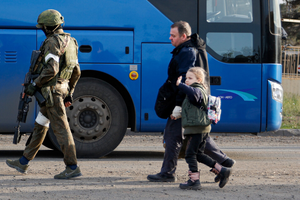 En man och en flicka som har evakuerats från stålverket Azovstal i Mariupol under fredagen.