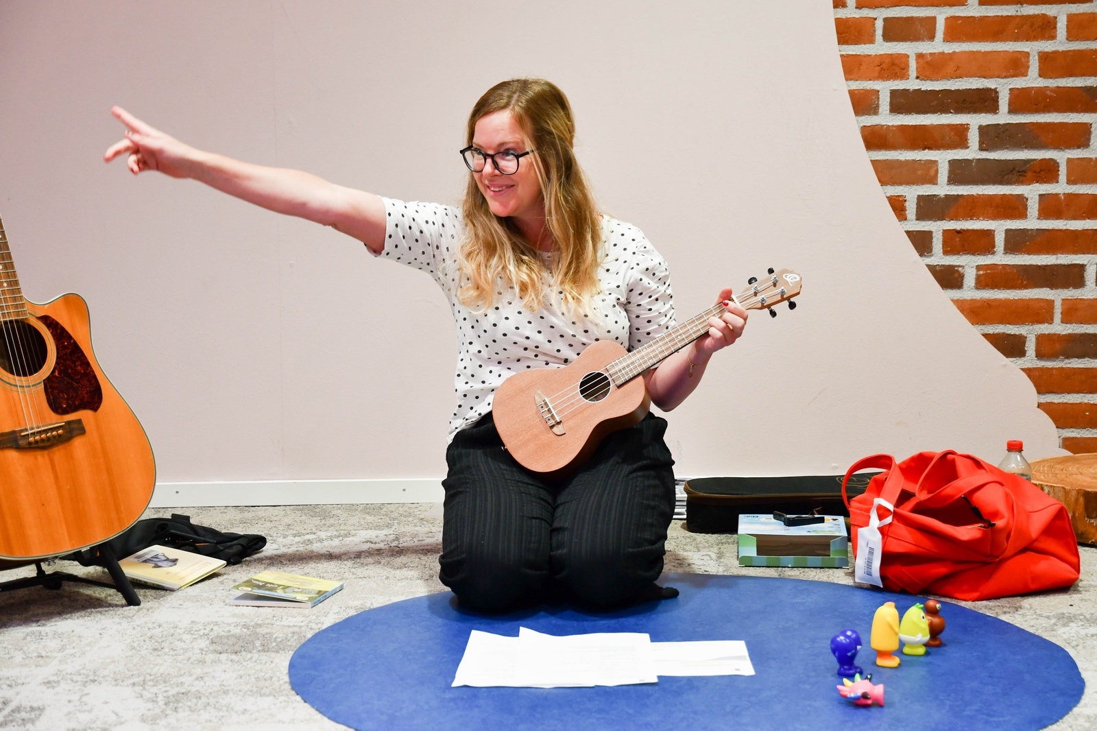 Louise Hallgren är ny barnbibliotekarie på Simrishamns bibliotek, som inte bara gillar böcker utan även att spela gitarr och ukulele.
