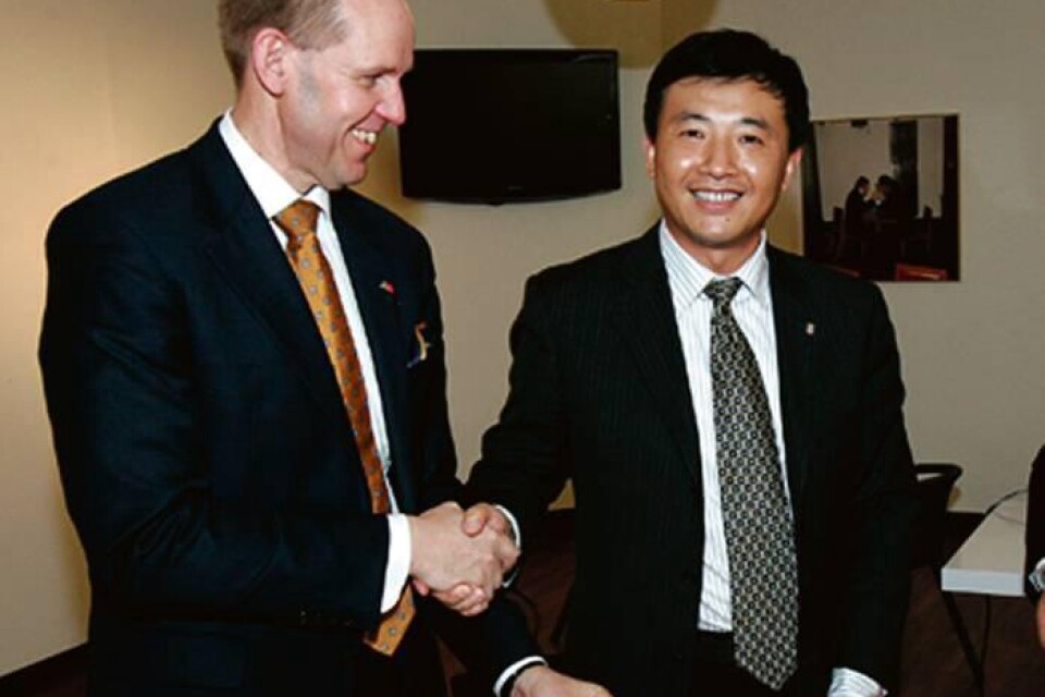 Ulrik Nilsson och mr Li Xiaogang skakar hand för ett gott samarbete i framtiden.