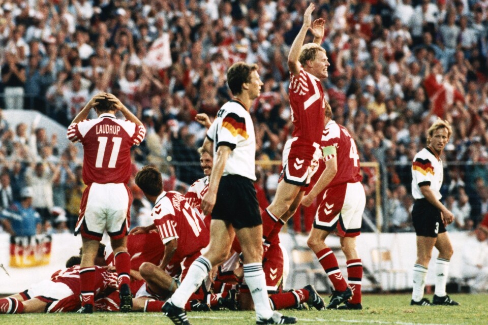 Dansk glädjehög där Brian Laudrup tar sig för huvudet och Henrik Larsen i ett glädjesprång efter att Kim Vilfort gjort 2–0-målet mot Tyskland i EM-finalen 1992 på Ullevi i Göteborg. Arkivbild.