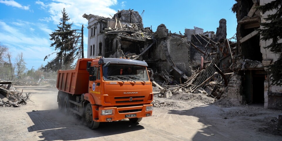 En teater i staden Mariupol ödelades i ett bombanfall den 16 mars.